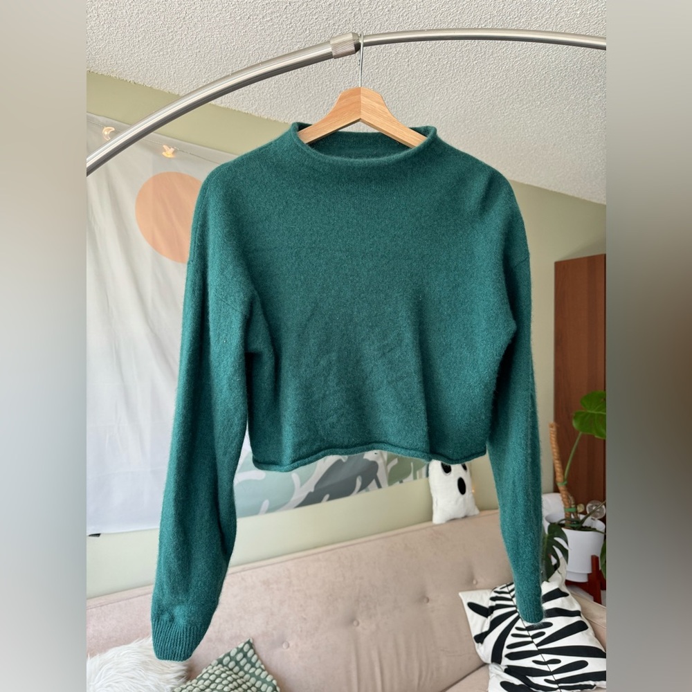 reformation cropped cashmere turtleneck sweater! size M.